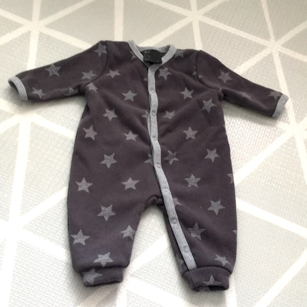 H&M cozy fleece line snap buttoned outfit. Excellent condition. Size 2-4M.